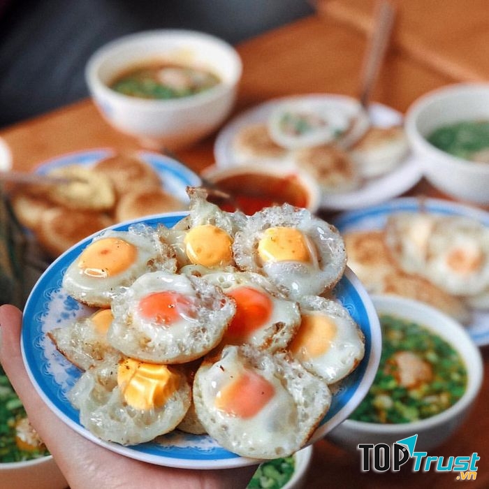Bánh căn Lệ có nhiều nhân khác nhau từ trứng, thịt gà đến thịt bò