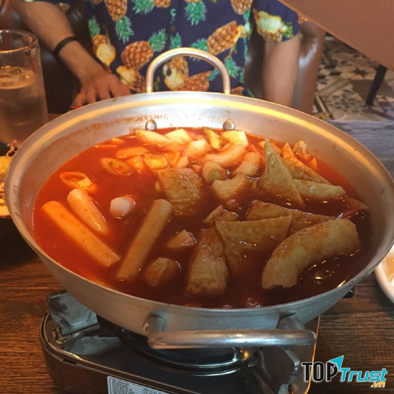 Menu của quán ăn vặt Hàn Quốc có rất nhiều món ngon nhưng món ăn làm nhiều người điêu đứng nhất có lẽ là tokboki, bánh gạo dai dai trắng sữa beo béo hoà cùng nước sốt kim chi cay nồng.