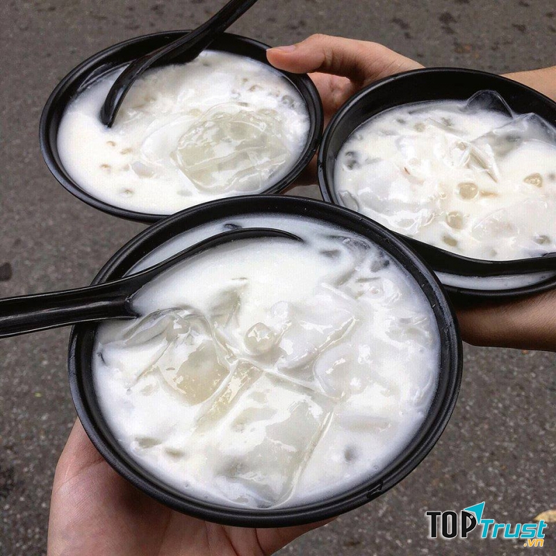 Dừa dầm của quán có vị không quá ngọt, vị ngọt thanh vừa đủ của những li dừa dầm tại đây làm người ăn dễ chịu