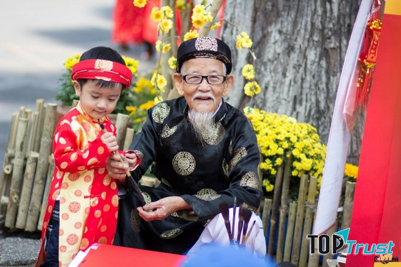 Bộ áo dài truyền thống rất hợp cho người cao tuổi