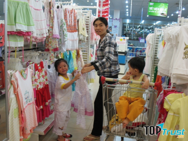 Tặng quần áo cho người thân cũng là một món quà ý nghĩa dịp Tết