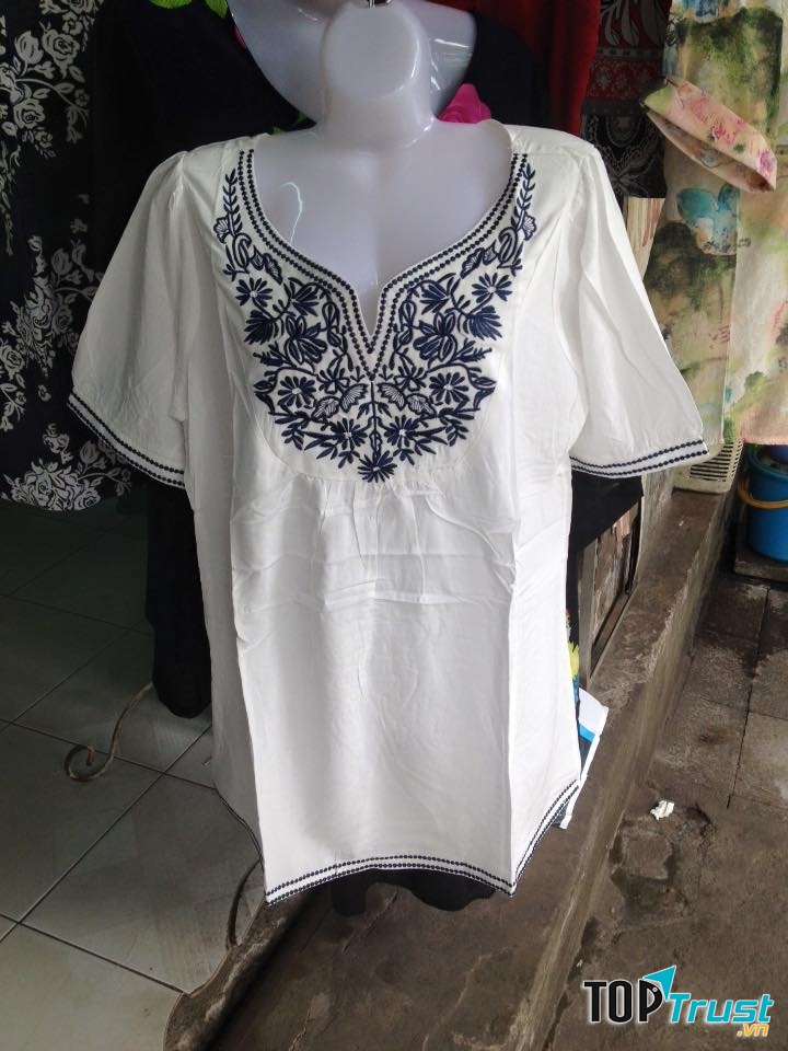 Áo lanh thêu cổ đẹp và sang trọng có giá 350.000 đồng