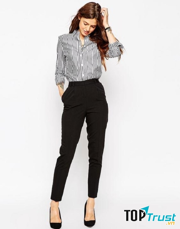Nàng công sở có thể chọn quần ống đứng, phối kèm áo sơ mi đơn giản, mang vẻ mộc mạc mà vẫn toát lên nét lịch sự