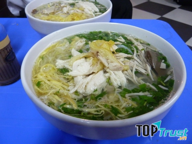 Quán Bà Đức là quán ăn ngon, giá sinh viên chuyên phục vụ bánh cuốn nóng và bún thang