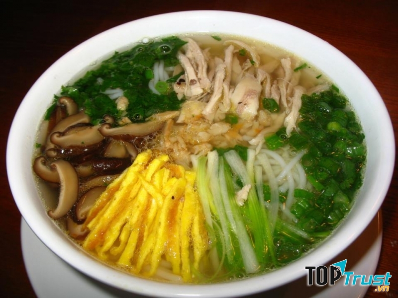 Tại quán Bà Đức, món ăn ngon mà không quá đắt, phù hợp với túi tiền của số đông