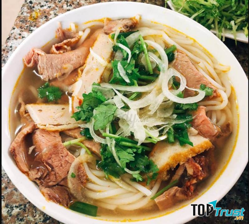 Bát bún đầy với hương vị hấp dẫn