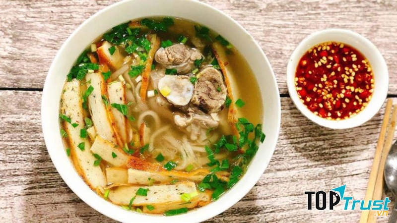 Quán bánh canh đêm chợ Đà Lạt