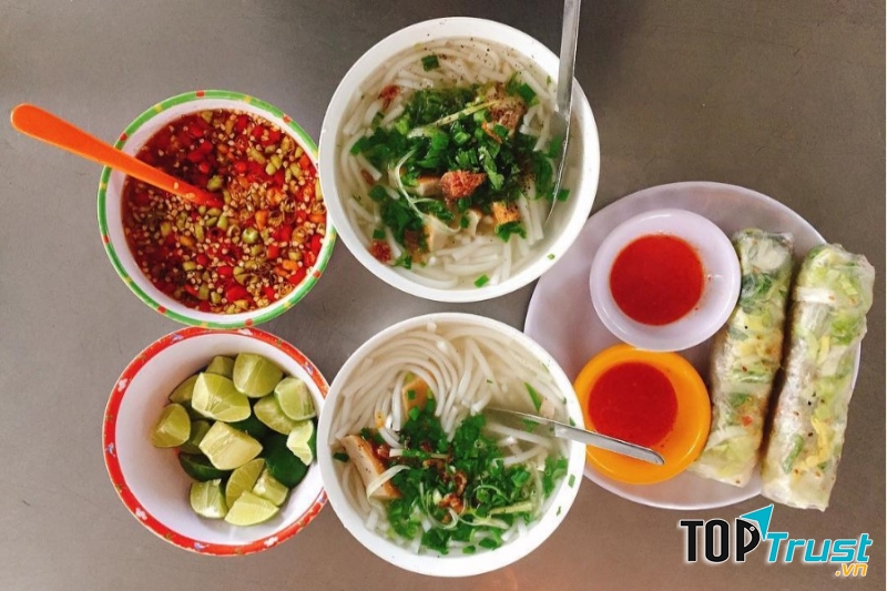 Quán bánh canh đêm chợ Đà Lạt