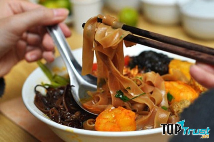 Quán Cẩm là một địa chỉ bạn không nên bỏ qua nếu muốn ăn bánh đa cua chuẩn vị Hải Phòng