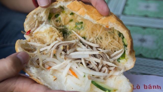 Quán bánh mì bì hẻm