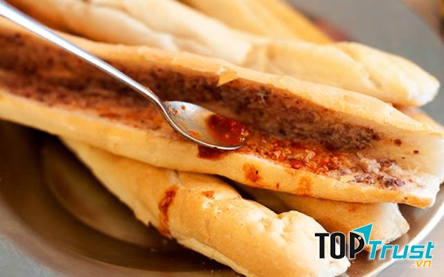 Quán Ông Cuông là một trong những hàng bánh mỳ cay ngon nhất ở Hải Phòng