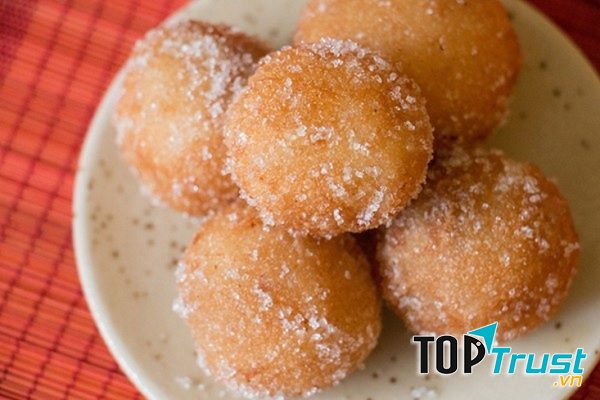 Bánh rán với lớp đường bên ngoài