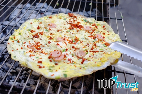 Bánh ở đây lớp vỏ bánh dày giòn tan, nhiều trứng và hành thơm nức mũi