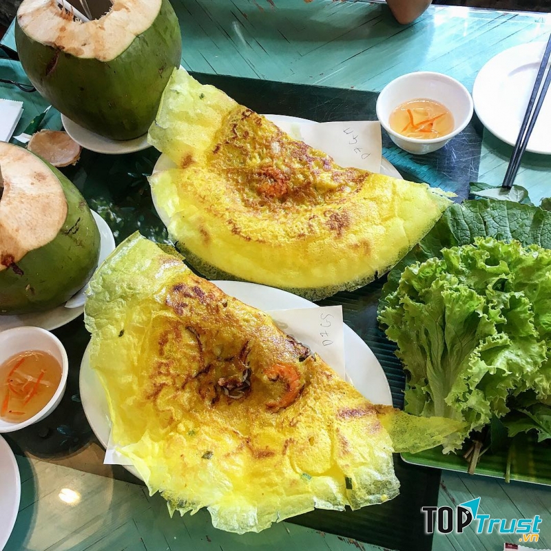 Bánh ăn cùng đĩa rau to, xanh mướt mơn mởn nhìn thật thích mắt.