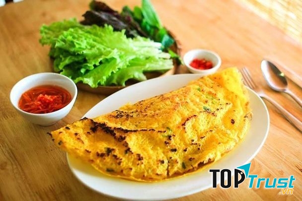 đĩa bánh xèo, phở cuốn làm nên thương hiệu ở đây