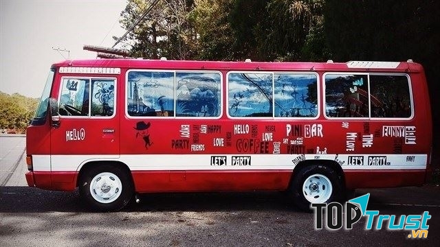 Từ bên ngoài nhìn vào của Bar Pini