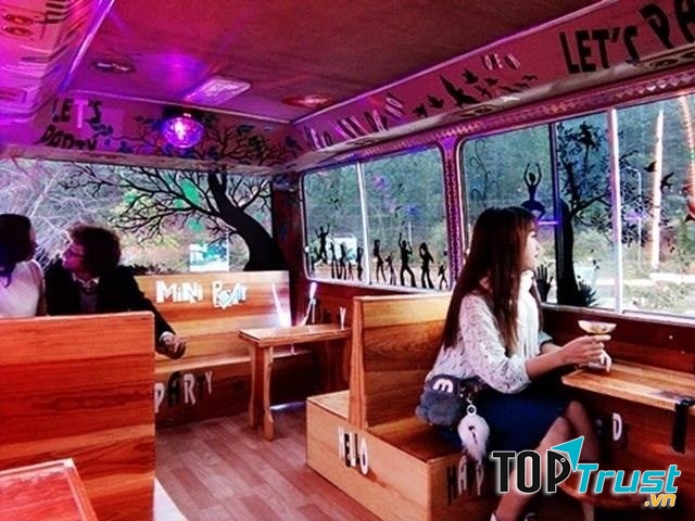 Vào bên trong các bạn trẻ tha hồ Check in