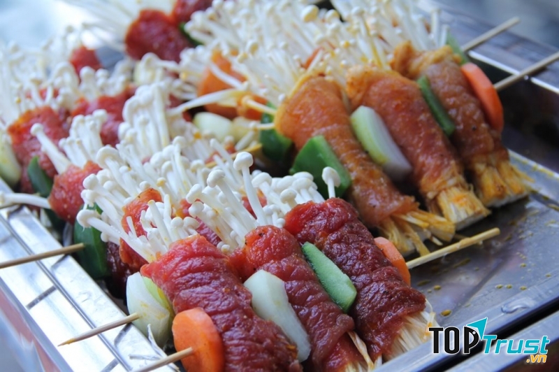 Món bò cuộn nấm đẹp mắt của quán