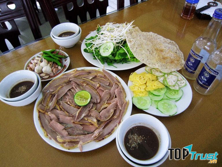 Bê thui Cầu Mống ăn kèm rau sống và nước chấm hấp dẫn