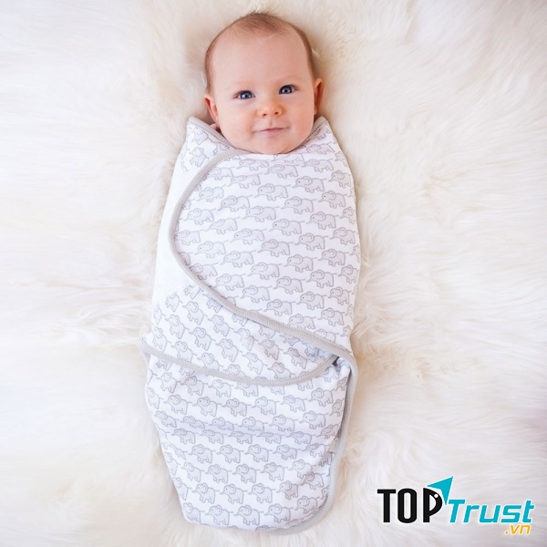 Quấn bé trong một tấm chăn giúp bé có cảm giác an toàn và nín khóc