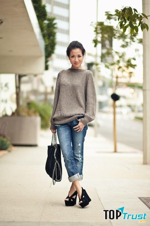 Quần jeans với áo len trùng