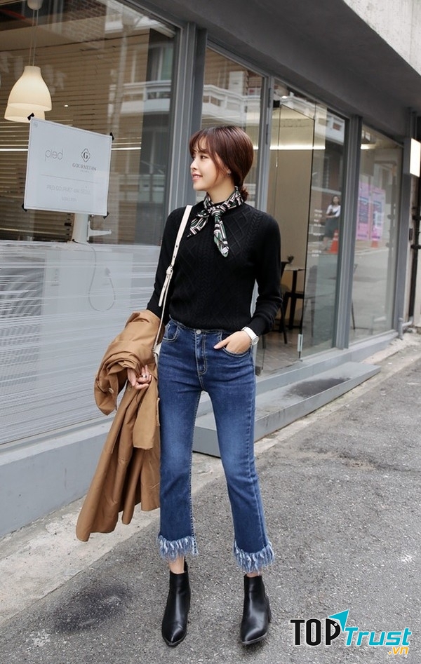 Quần jeans với áo len ngắn