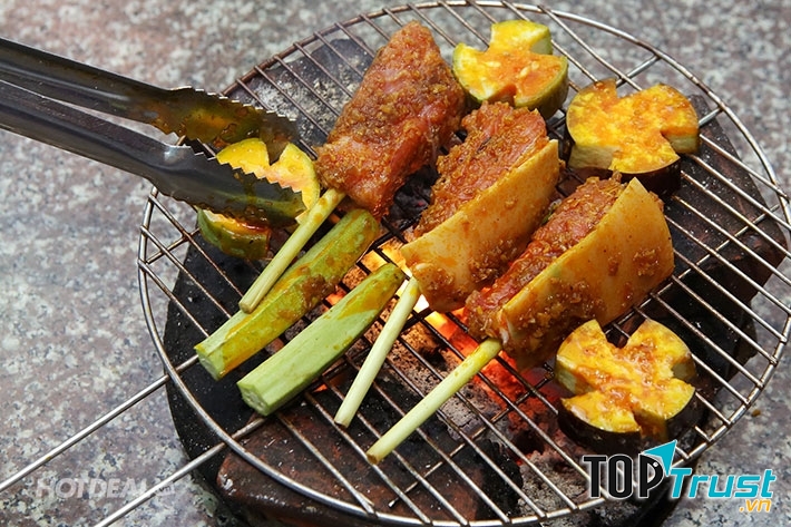 Bò tơ được chế biến theo nhiều kiểu khác nhau, nhưng được lòng thực khách nhất có lẽ là món bò nướng