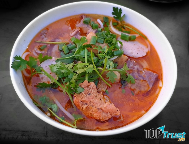 Bún bò huế thập cẩm tại quán