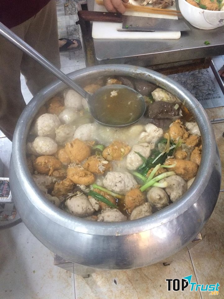 Nồi nước dùng Quán Bún Bò Tý Loan