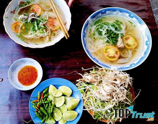 Bạn sẽ cảm nhận được vị mặn mà, đậm mùi biển cả qua bát nước lèo