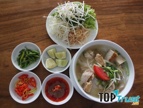 Quán Bún cá lá Ninh Hòa là một trong những quán ăn ngon nhất đường Tháp Bà