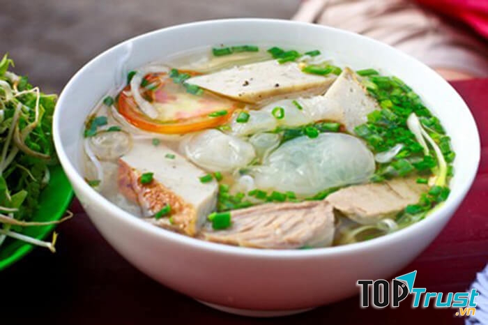 Tô bún nước trong veo, nổi bật với thịt sứa trắng dai