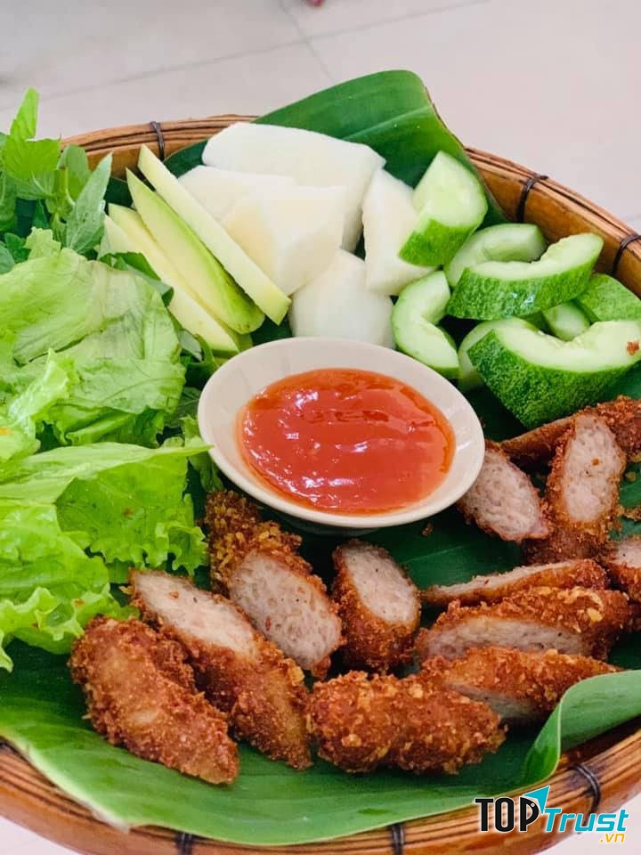 Nem chua với lớp vỏ xù xì bên ngoài nóng hổi cho bạn cảm giác giòn tan thật đã mỗi khi thưởng thức