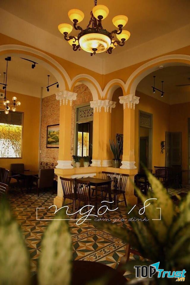 Không gian thoáng mát, rộng rãi với trang trí hơi hướng hoài cổ tại Ngõ 18