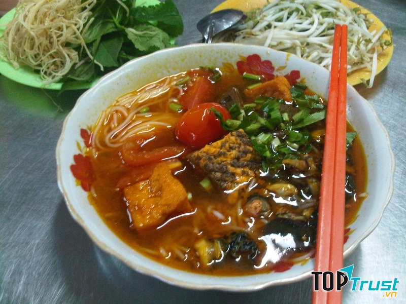 Bún cua ốc tại quán