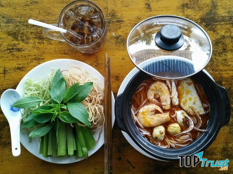 Quán Bún Thái sinh viên phục vụ rất tận tình và chu đáo nên rất được lòng khách hàng