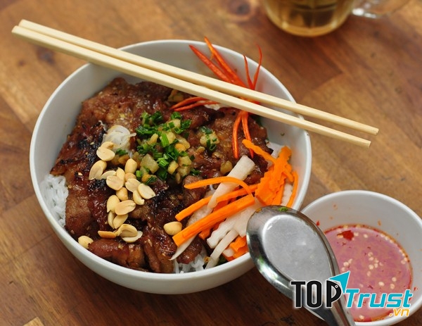 Tô bún thịt nướng thơm ngon