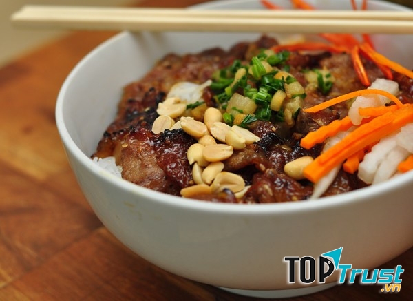 Bún thịt nướng ở đường Hoàng Quốc Việt