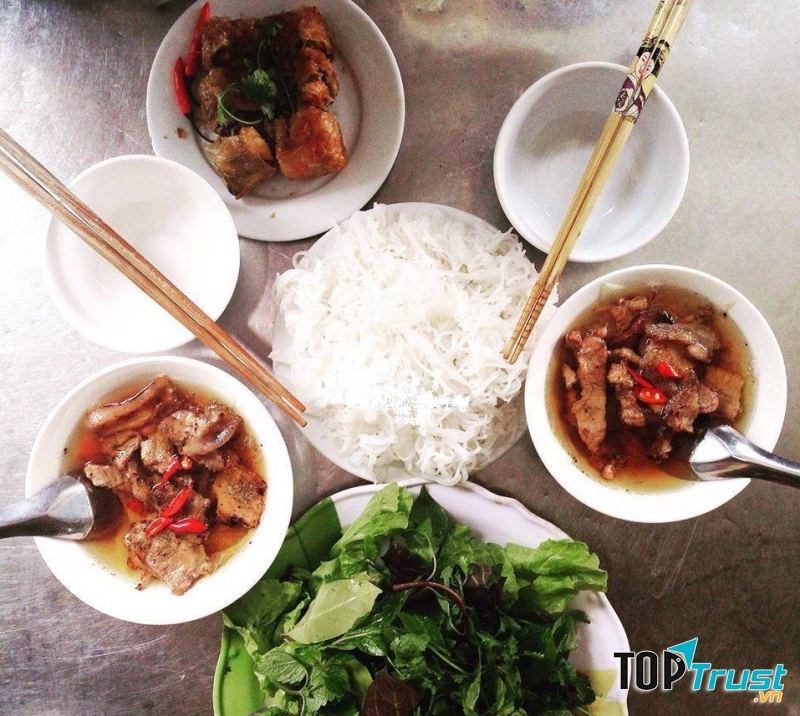 Quán bún và chả nem Tuyết là quán ăn ngon đường Hàng Kênh mà bạn nên ghé qua