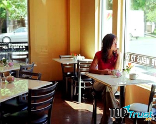 Quán cà phê đông đúc nhưng bàn ăn vắng vẻ.