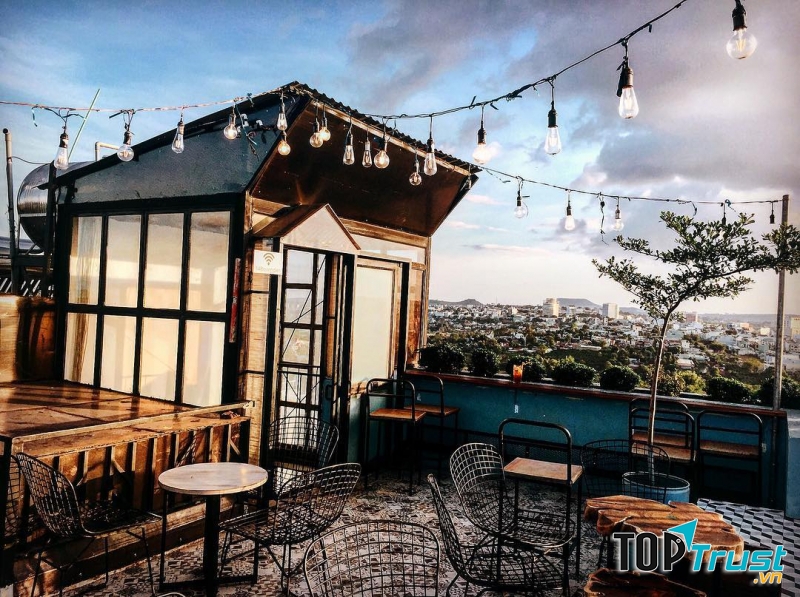 Sân thượng của Hani Kafe là nơi ngắm hoàng hôn Pleiku vô cùng lãng mạn