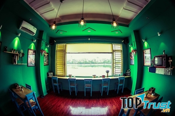 View nhìn ra hồ thoáng mát cho bạn thưởng thức cà phê