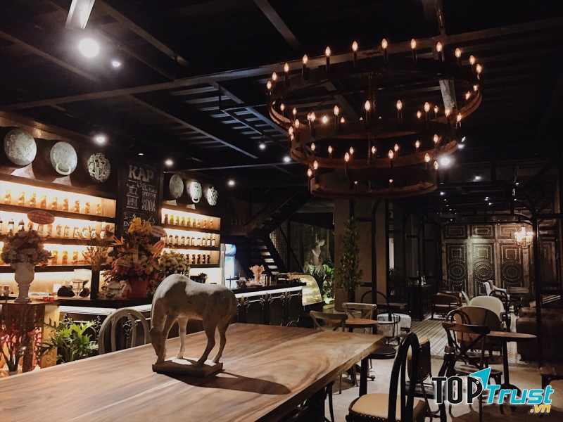 Quán có 3 tầng lầu để bạn thoải mái lựa chọn chỗ ngồi