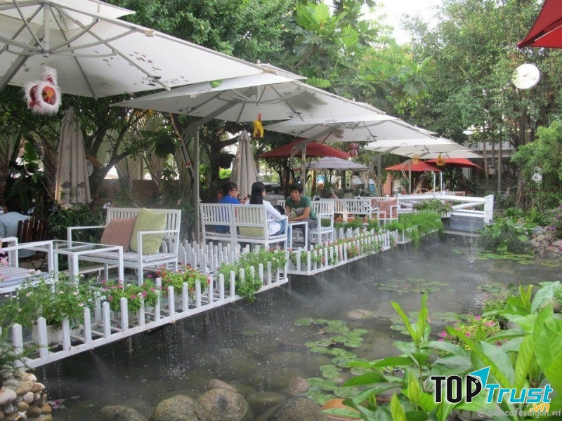 Hồ câu tôm cùng những bộ bàn ghế sang trọng