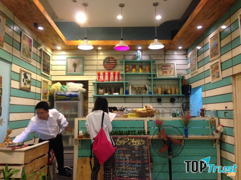 Một góc quán xinh xắn của August Cafe