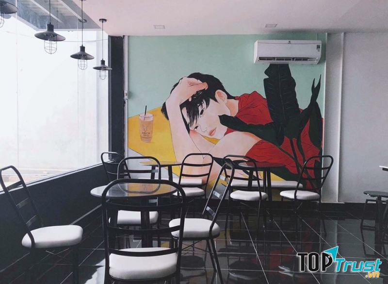 Quán với tông xanh chủ đạo, decor dễ thương, hợp lý