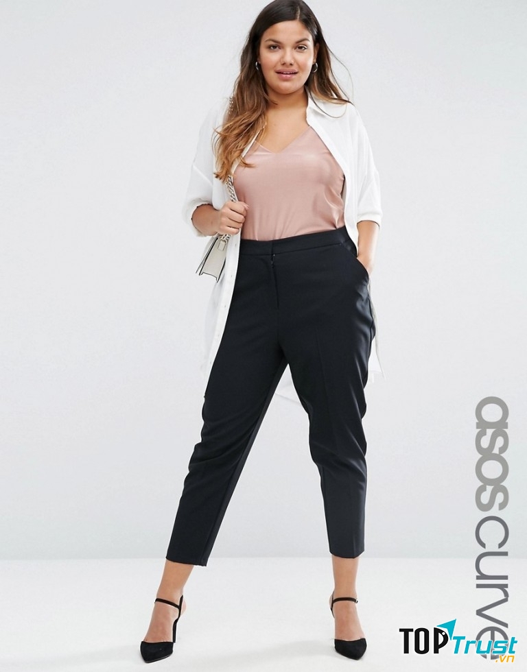 Bạn hãy chọn cho mình một chiếc quần jean cạp cao cùng chiếc áo thun hoặc sơ mi đã được đóng thùng gọn gàng