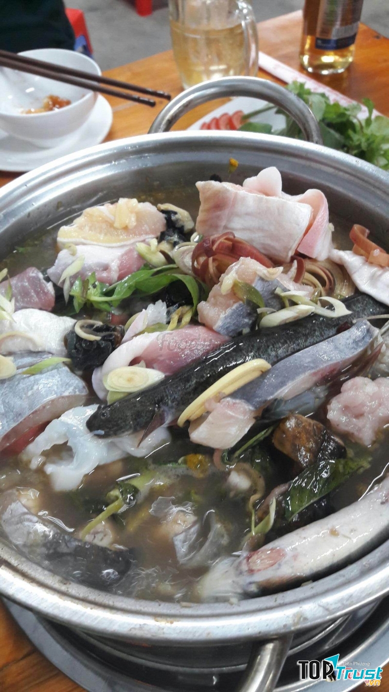 Một phần lẩu mắm gồm cá, thịt, cá kèo, ...