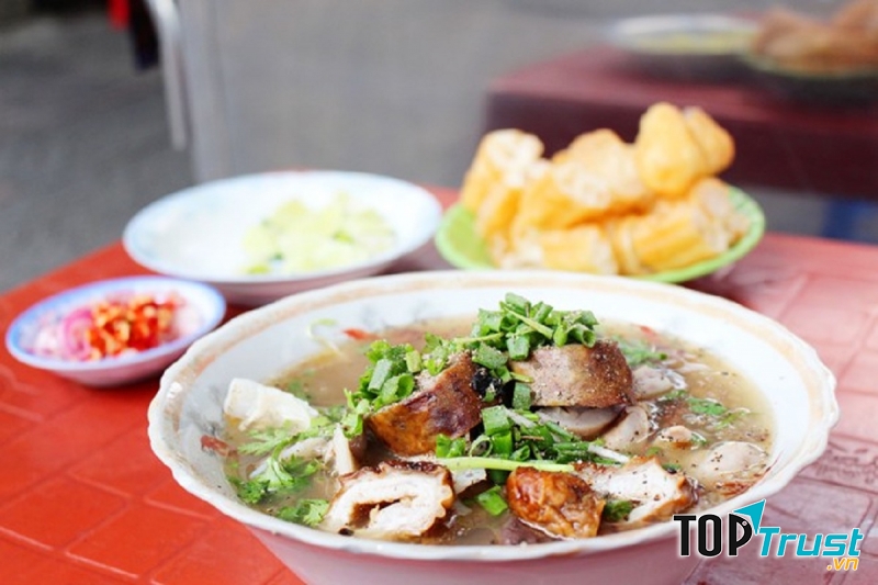 Tô cháo nhiều lòng tại quán Tâm Hằng