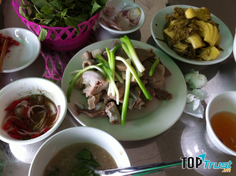 Quán cháo lòng tiết canh Hướng Đạo